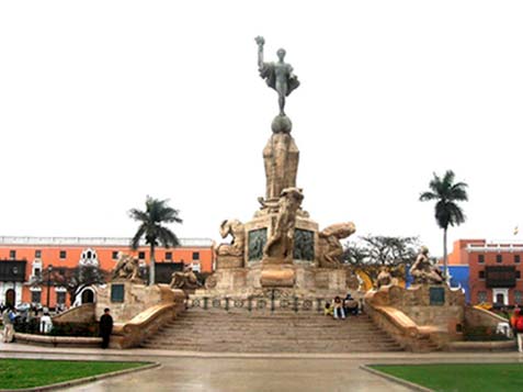 Plaza de armas de Trujillo - Agencia Arcoiris Travel